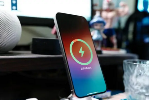 南部苹果15换屏服务分享用什么充电器给iPhone15充电更好 